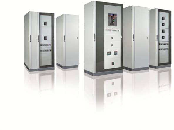 Několik elektrických rozváděčů a elektrorozvodných skříní v jedné místnosti. Slouží k řízení a distribuci elektrické energie.