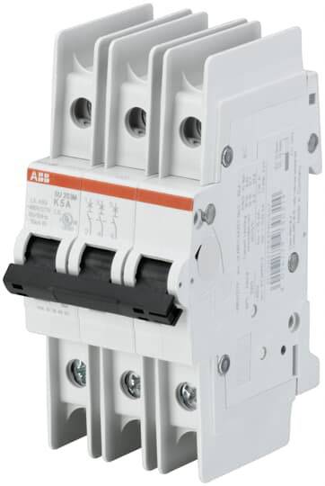 Třípólový výkonový spínač s černým ovladačem a bílým krytem, který se používá k řízení elektrických obvodů.