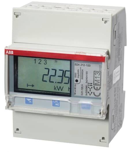 Digitální měřič ukazuje 22,39 kWh. Přístroj je bílý s červeným pruhem a má digitální displej.