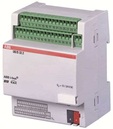 KNX spínací aktor od ABB s několika zelenými připojovacími svorkami nahoře. Název modelu 'UK/S 32.2' je viditelný na přední straně.
