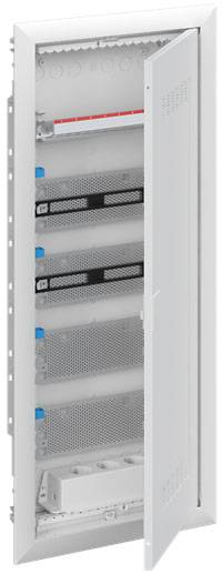 Otevřená vertikální elektrická rozváděčová skříň s několika sekcemi a prostorem pro vedení kabeláže, v průmyslovém stylu.
