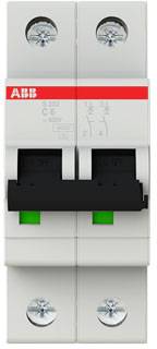 Automatický jistič od ABB se dvěma spínači a zelenými značkami, namontovaný na upevňovací lištu.