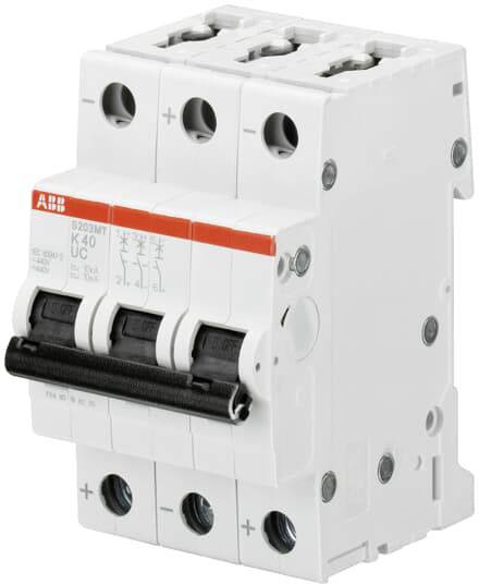 Třípólový jistič značky ABB, model K40, s viditelnými plus a minus značkami a technickým potiskem.