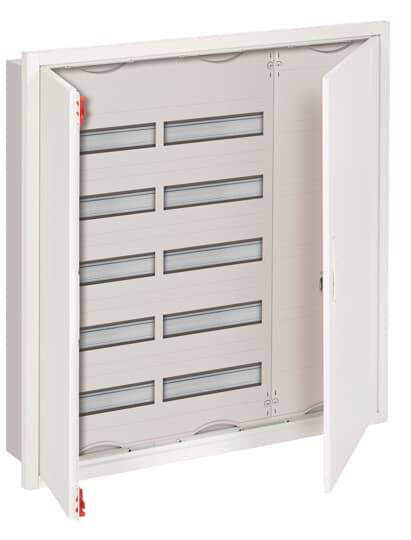 Otevřená rozvodná skříň s několika horizontálními přihrádkami, vhodná pro umístění elektrických komponentů.