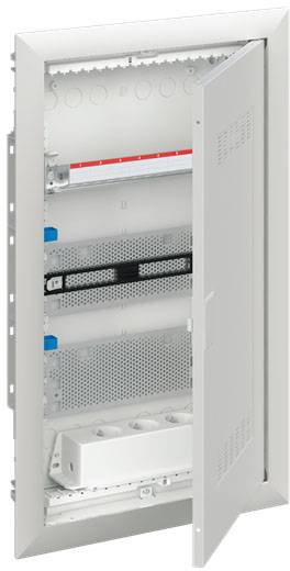 Otevřený elektrorozvaděč ukazuje různé pojistky a kabelové spoje. Vhodný pro použití v budovách.