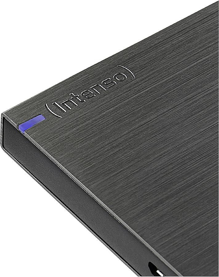 Externí pevný disk značky Intenso v černém, kartáčovaném kovovém designu s modrým indikačním proužkem.
