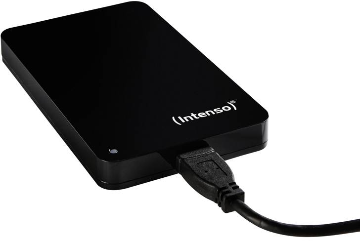 Černý externí pevný disk připojený pomocí USB kabelu, viditelný název značky 'Intenso'.