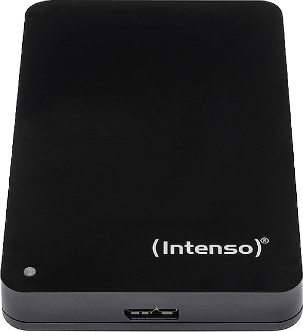 Černý externí hard disk s nápisem 'Intenso'. Má USB port na spodní straně.