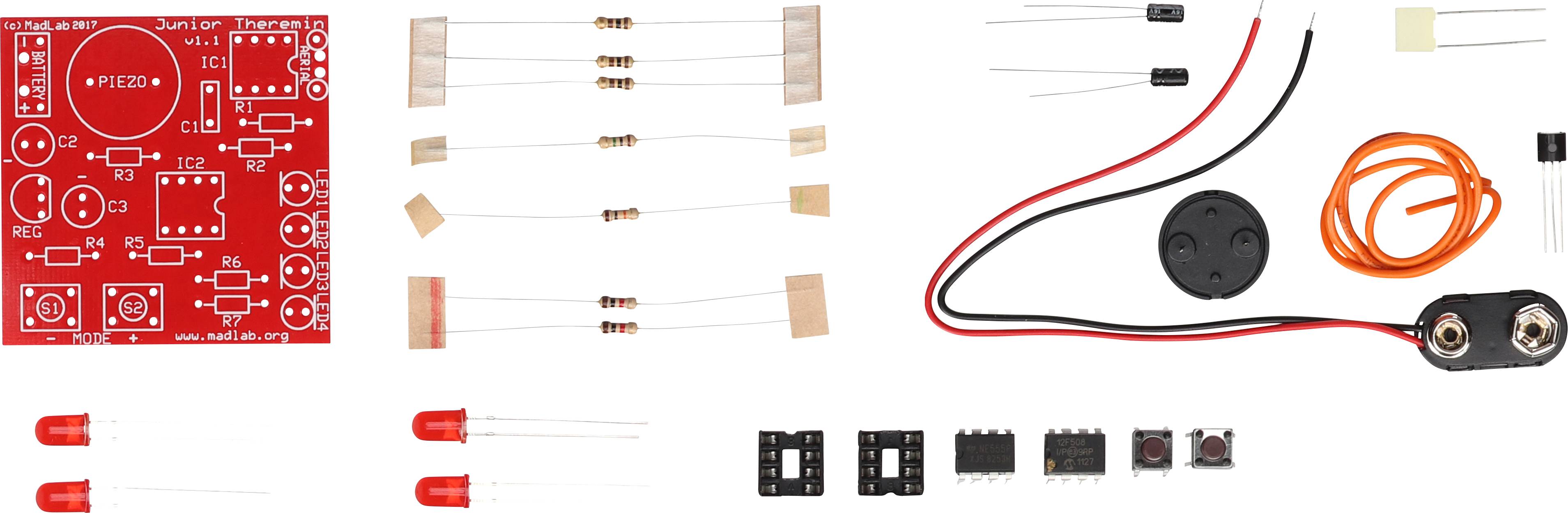Elektronický stavebnicový set s deskou plošných spojů, rezistory, LED diodami, vodiči, mikročipem a spínači pro montáž DIY piezoměniče.