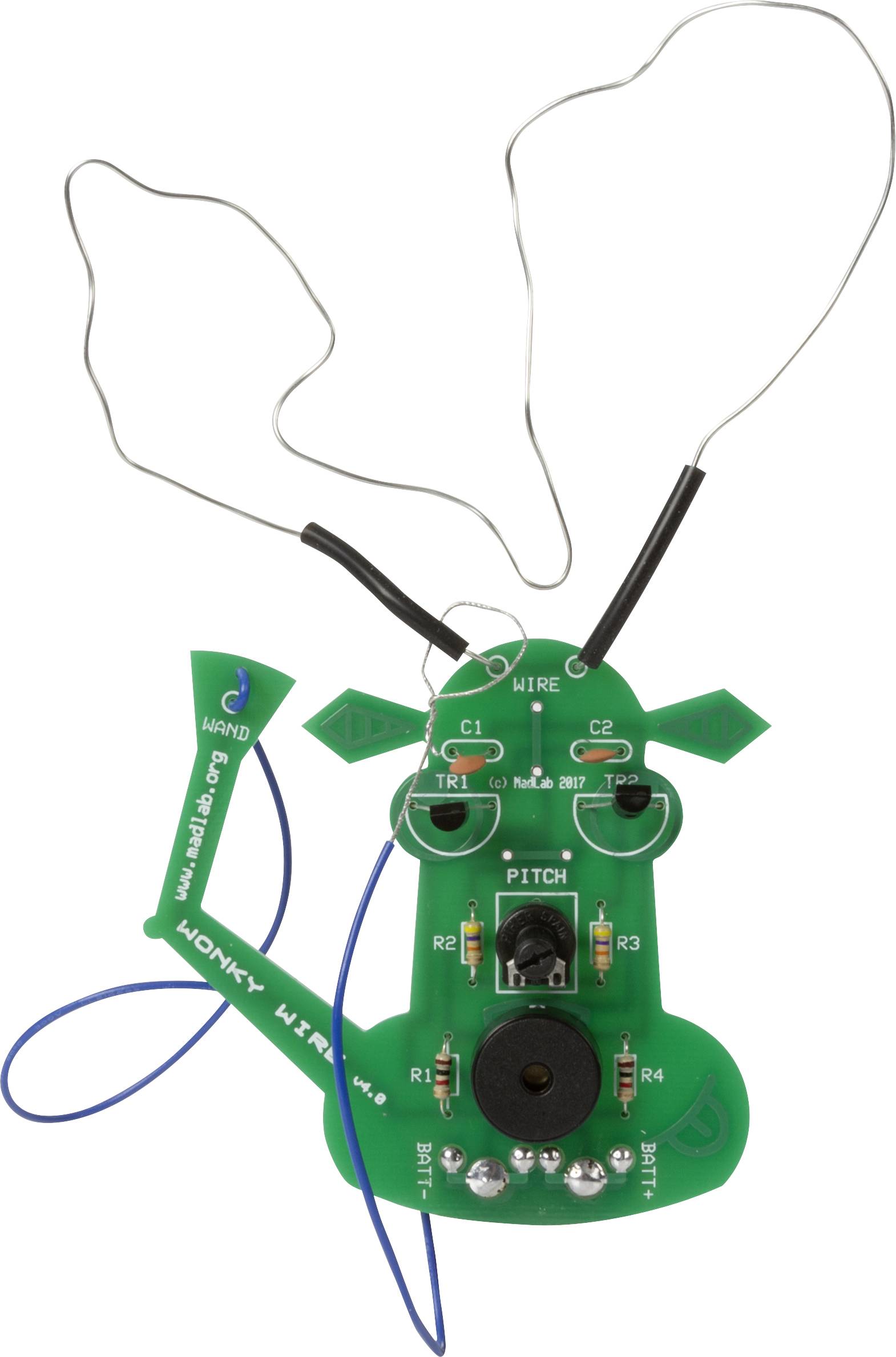 Zelená elektrická deska plošných spojů ve tvaru obličeje skotu s vodiči a elektronickými komponenty pro modulaci tónu.