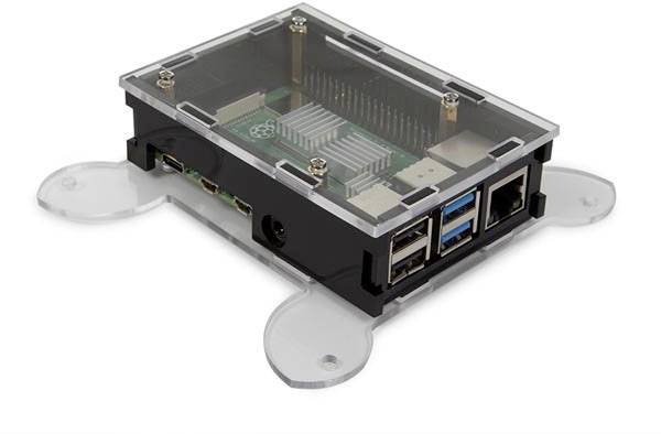 Raspberry Pi v průhledném pouzdře, které zobrazuje jeho konektory, jako jsou USB a ethernetové porty.