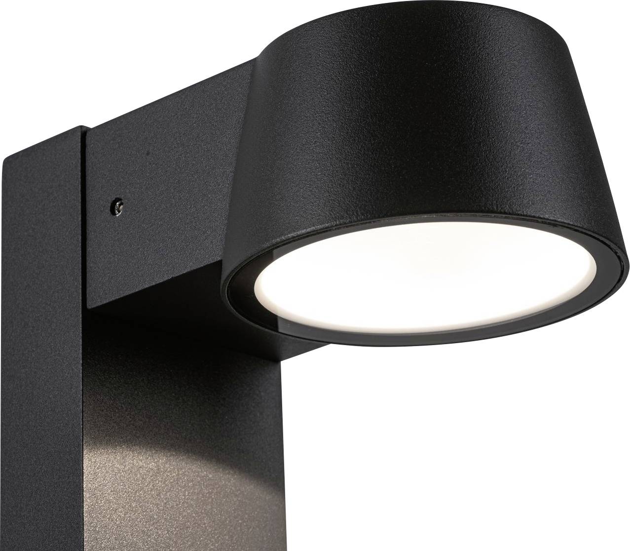 Černé venkovní svítidlo s kulatým, mísovitým světelným tělesem, namontované na pravoúhlém rameni.