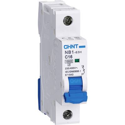 Modrý spínač na šedém jističi značky Chint, model NB1-63H C16, určený pro 230/400V, vhodný pro ochranu před nadproudem.
