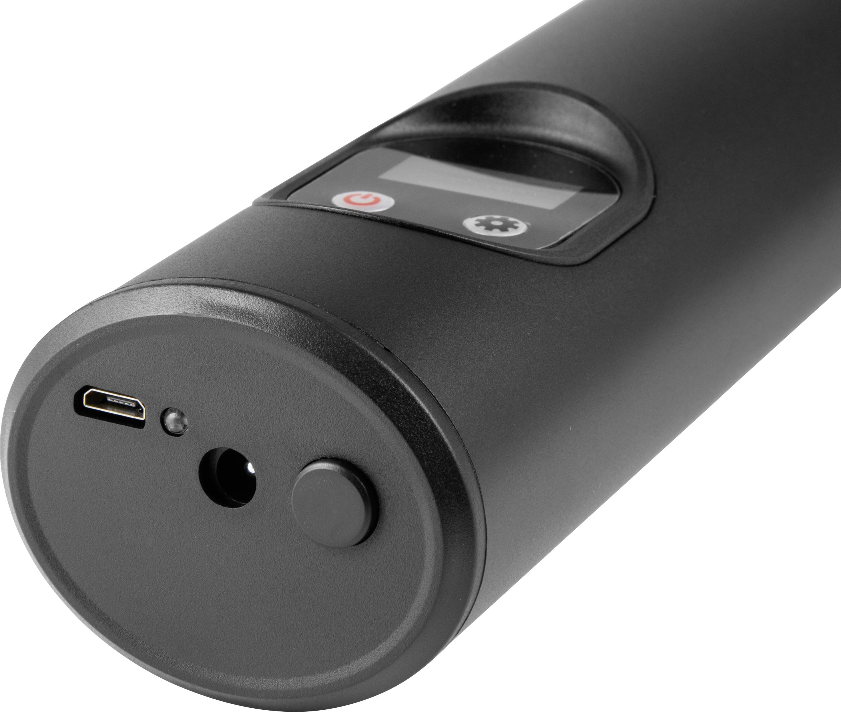 Černé válcovité zařízení s displejem a síťovou hlavou na horní straně. Na boku se nachází USB nabíjecí port.