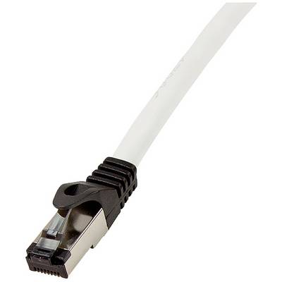 Bílý ethernetový kabel s konektorem RJ45, který se používá pro síťová připojení.