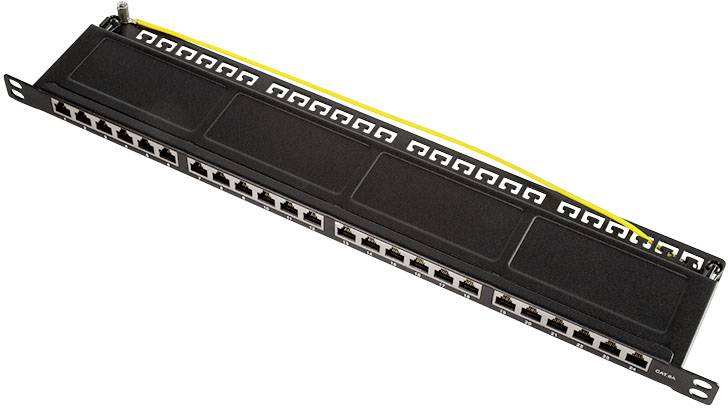Patch panel se 24 porty RJ45 v konfiguraci pro rackmontáž. Žluté kabely jsou viditelné na zadní straně.
