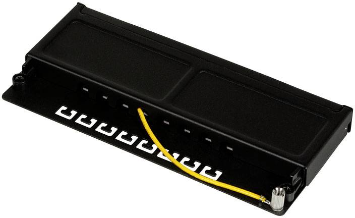 Elektronická součástka, černá, se žlutým vodičem a kovovým detailem vpravo. Obdélníkového tvaru, ploché provedení, pravděpodobně součást elektrického obvodu.