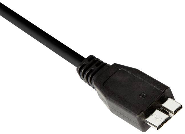 Černý USB Micro-B kabel pro připojení zařízení, jako jsou smartphony nebo fotoaparáty, k počítačům nebo nabíječkám.