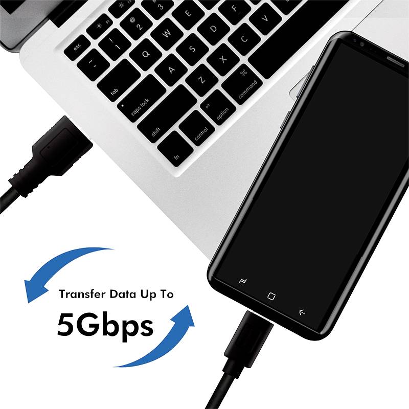 Mobilní telefon a notebook jsou propojeny kabelem. Text na něm uvádí 'Přenos dat až 5 Gb/s', což poukazuje na rychlý přenos dat.