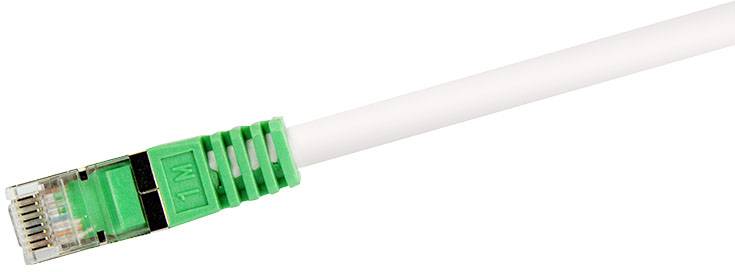 Bílý ethernetový kabel se zeleným konektorem, který se používá pro síťové připojení.