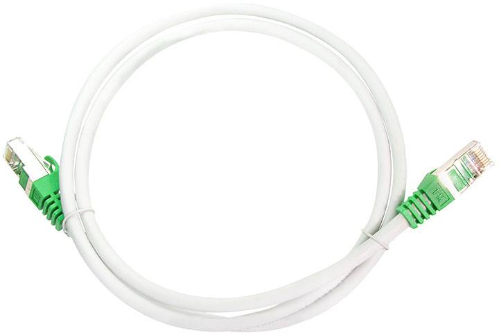Bílý ethernetový kabel se zelenými konektory stočený do kruhu.