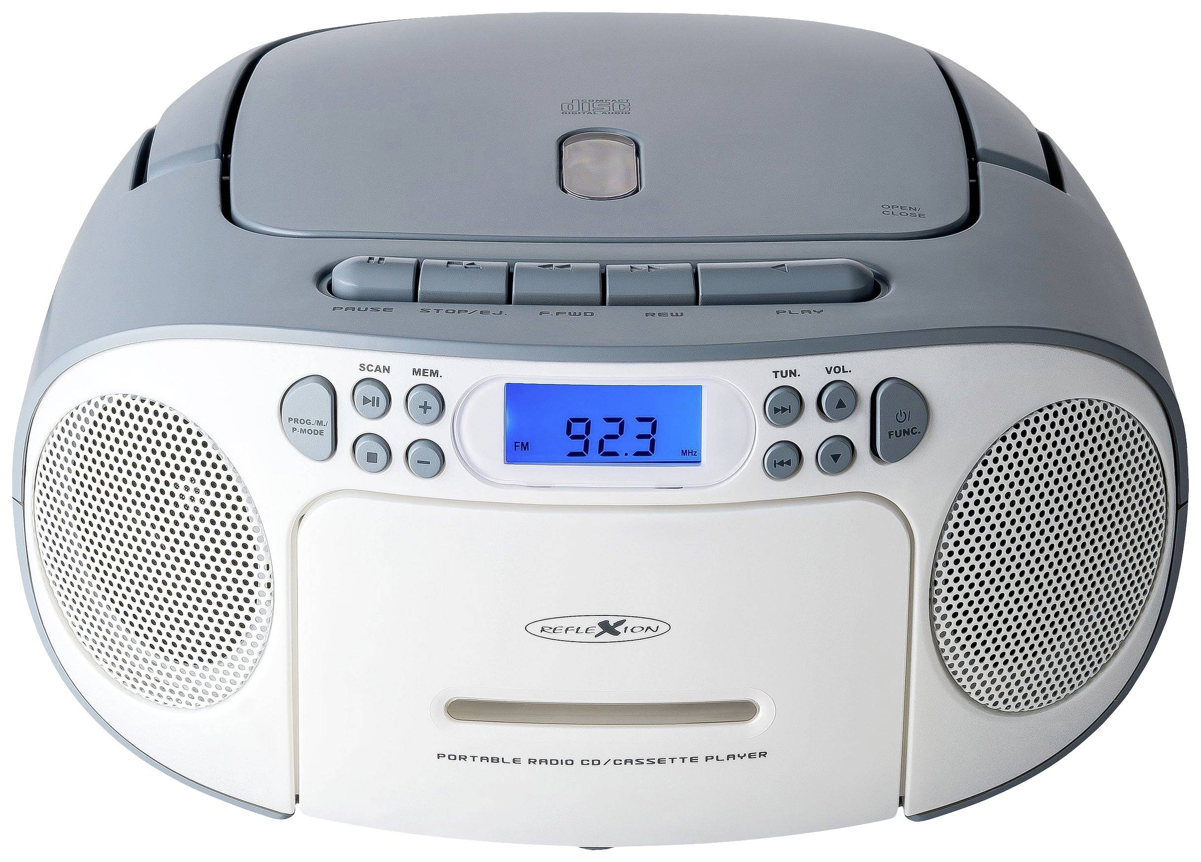 Přenosné rádio a CD-kazetový přehrávač na stole. Digitální displej ukazuje '92.3'. Reproduktory a ovládací tlačítka jsou jasně viditelné.