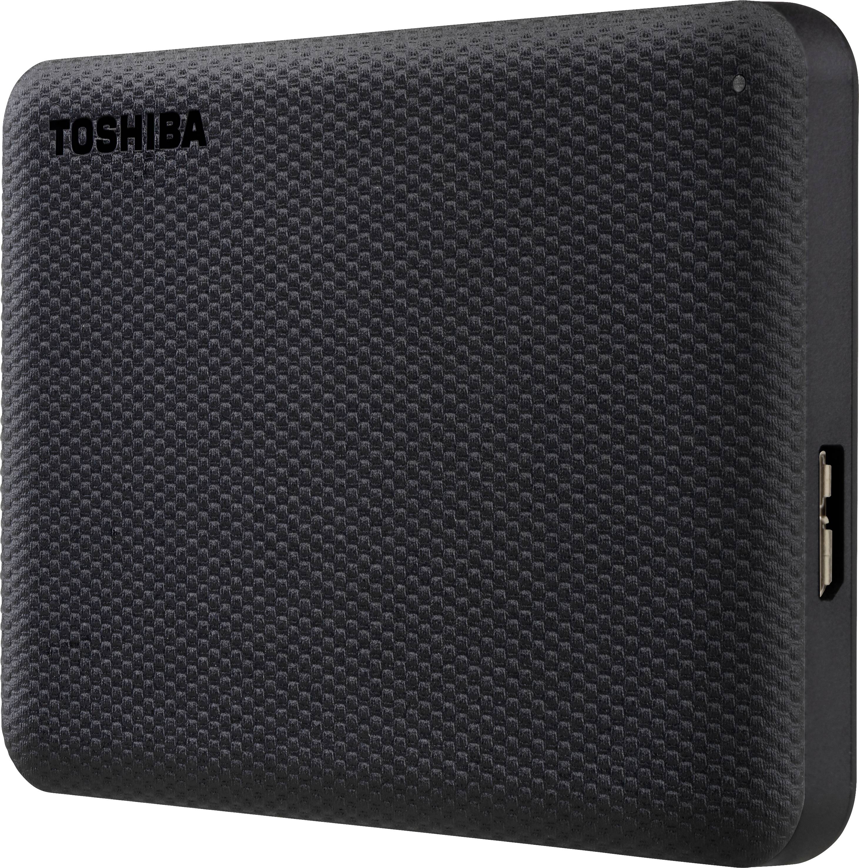 Externí pevný disk od Toshiby, černý s texturou, obdélníkový tvar, boční USB port viditelný.