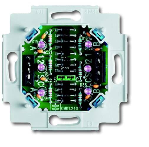 Elektronický spínací modul se zelenou deskou plošných spojů a různými komponenty namontovanými na bílém plastovém rámu.