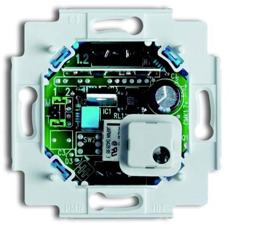 Detailní záběr elektronického montážního modulu s viditelnými komponenty a obvody na desce plošných spojů.