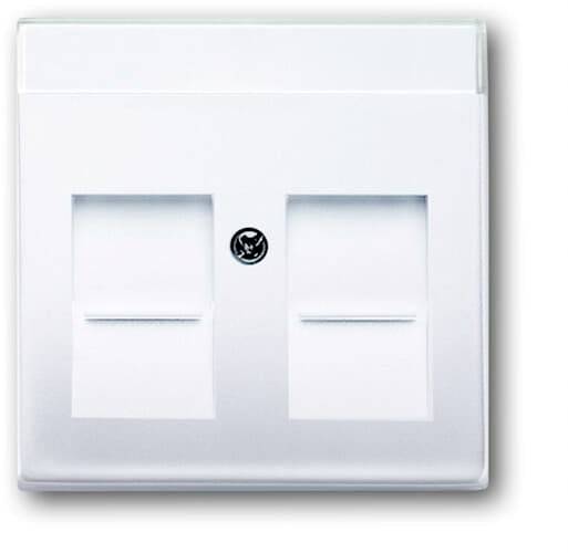 Dvoitý síťový port v bílém nástěnném panelu, vhodný pro instalaci ethernetových kabelů.