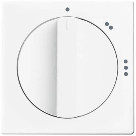 Bílý otočný regulátor s označeními. Regulátor je nastaven do střední polohy pro nastavení rychlosti ventilátoru nebo teploty.