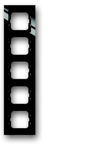 Černobílý filmový pás s pěti prázdnými čtvercovými políčky na bílém pozadí.