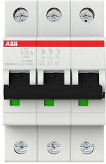 Třípólový jistič s červeným logem 'ABB', označený 'K 63 A', vhodný pro 400V a 10kA.
