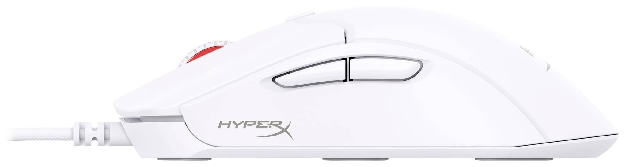 Bílá herní myš značky HyperX, pohled z boku se dvěma postranními tlačítky pro palec a červeným kolečkem pro posun.