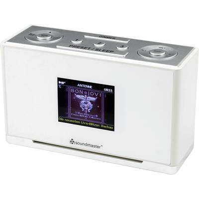 Bílé rádio Soundmaster s digitálním displejem, které aktuálně zobrazuje právě hranou písničku od Bon Jovi. Nahoře se nacházejí ovládací prvky.