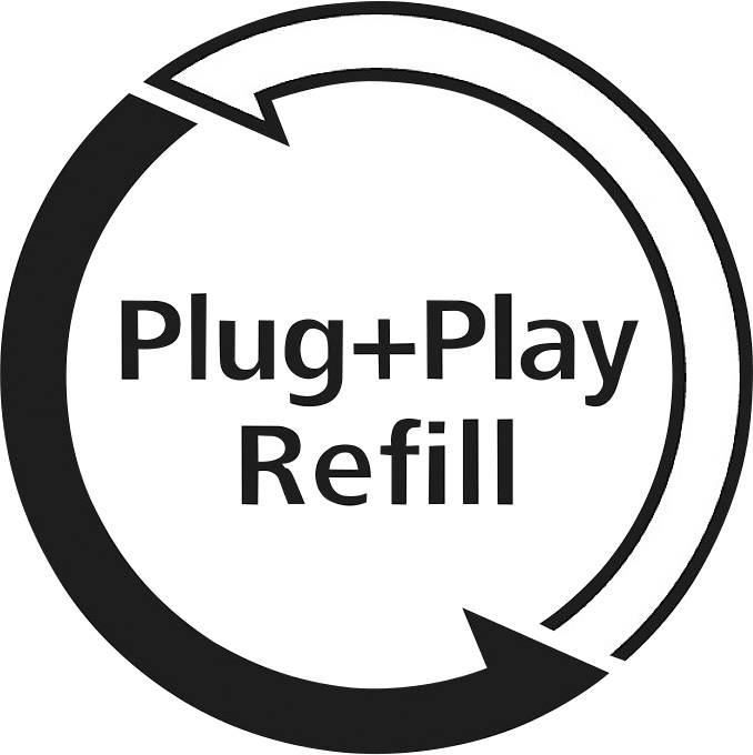 Dva šipky tvoří kruh kolem textu 'Plug+Play Refill', což symbolizuje snadnou vyměnitelnost nebo doplnění.