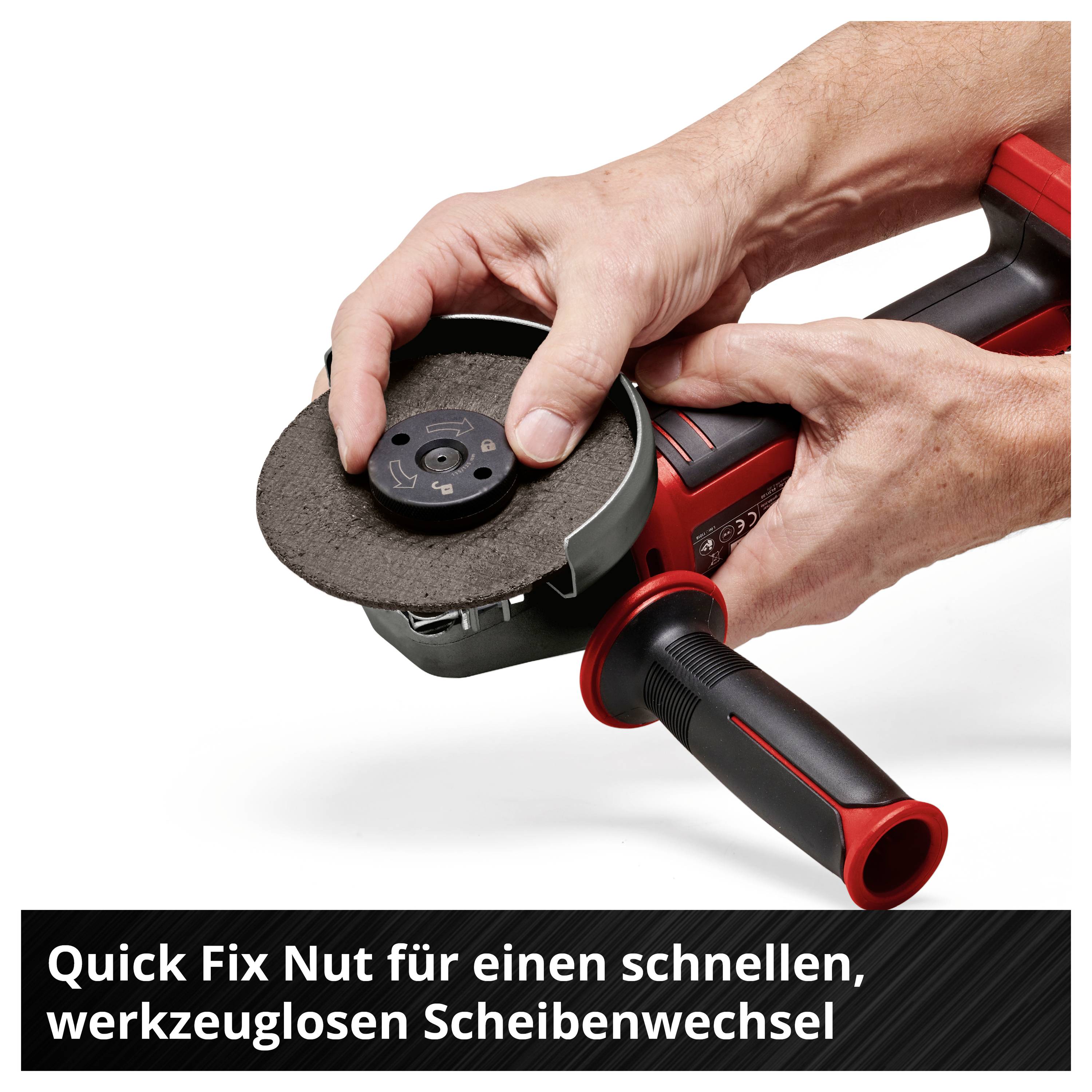 Ruce vyměňují brusný kotouč na úhlové brusce bez nářadí; dole je napsáno 'Quick Fix Nut pro rychlou, beznářadí výměnu kotouče'.