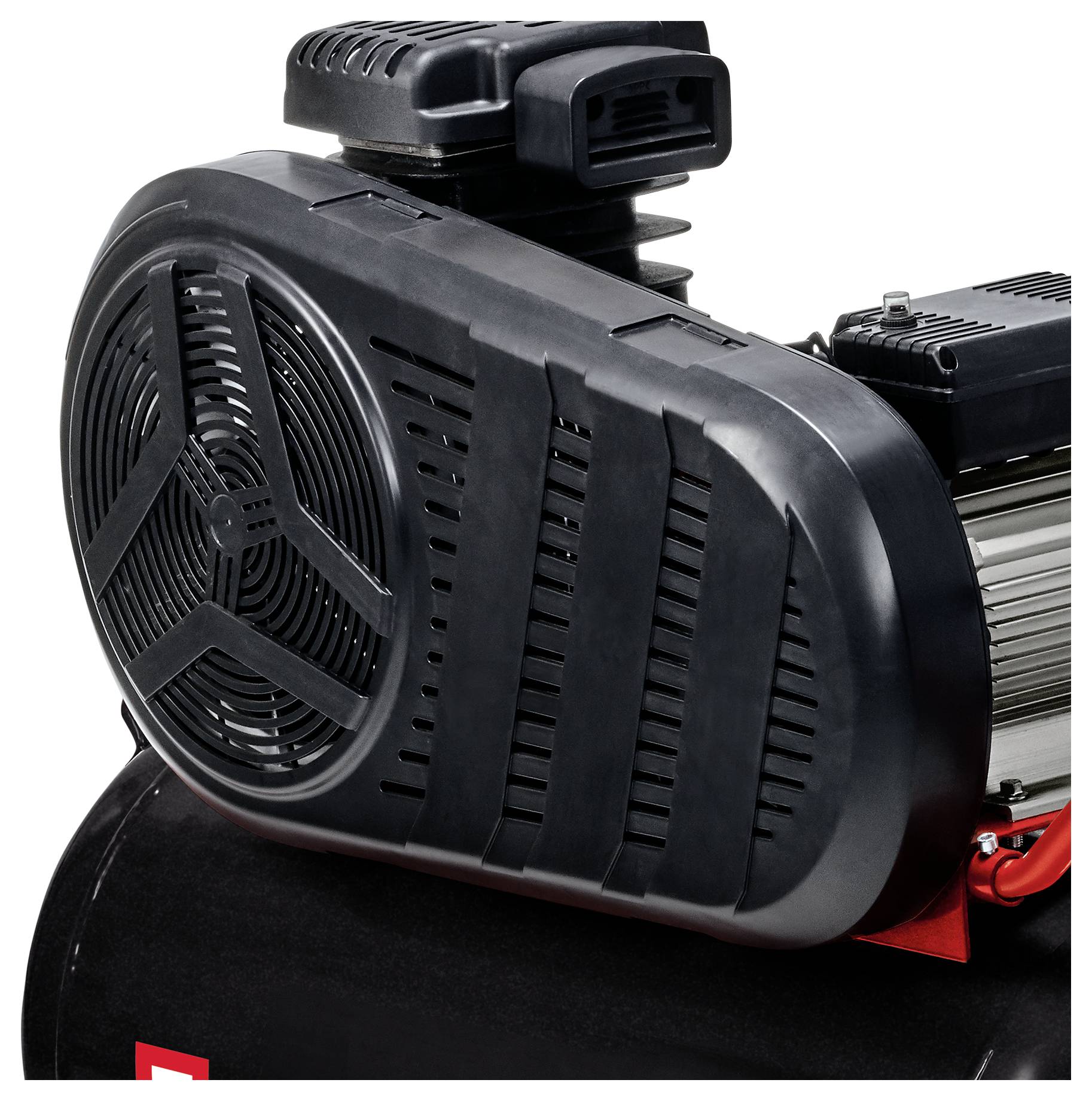 Detailní snímek černého motoru vzduchového kompresoru s chladícím ventilátorem a větranou skříní na bílém pozadí.