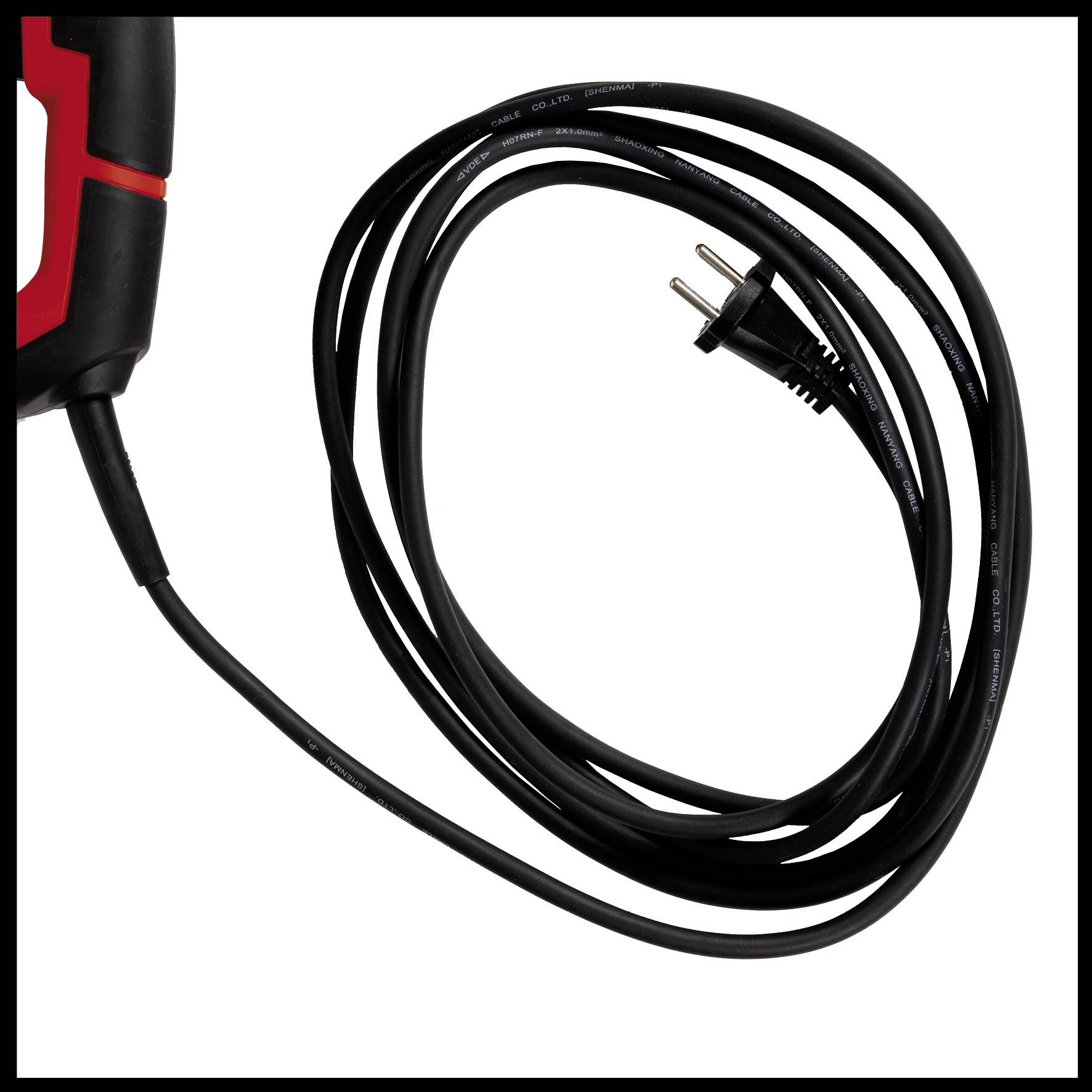 Černý síťový kabel, který je připojen k červenému elektrickému zařízení, leží ve spirálovitém tvaru na bílém pozadí.