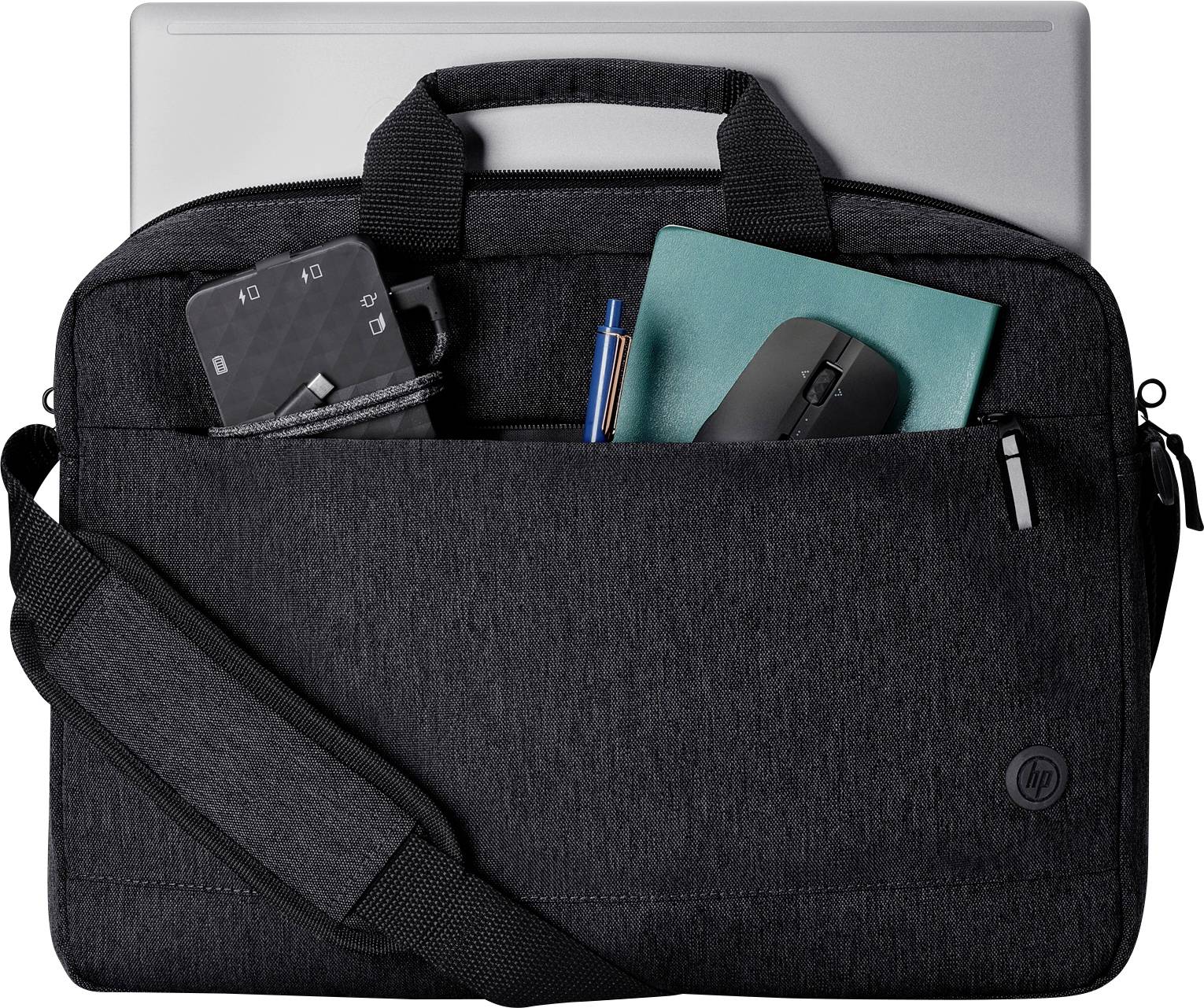 Černá taška na notebook s notebookem, USB kabelem, modrým sešitem a myší viditelnou ve vnější kapse.