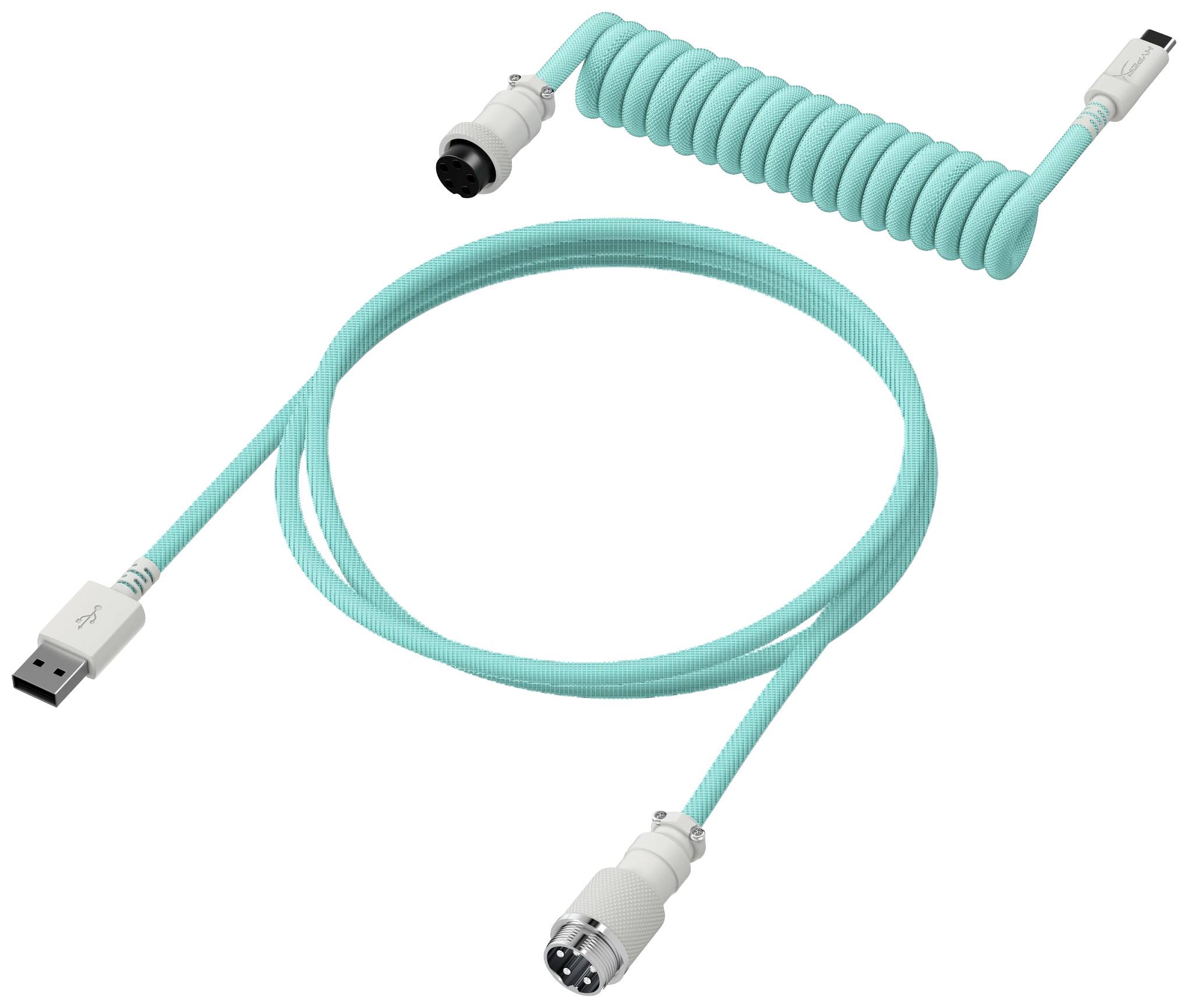 Tyrkysový, zkroucený USB kabel vedle delšího, rovného kabelu s USB a kulatým konektorem.