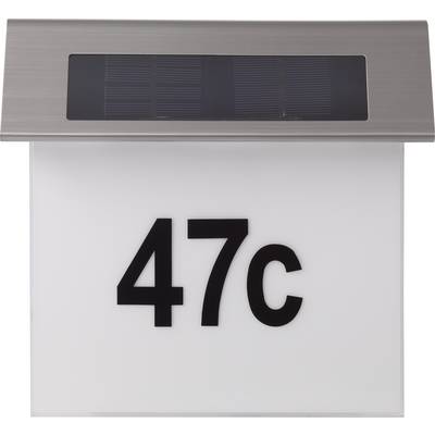 Solární domovní číslo s nápisem '47c'. Obdélníkový tvar, černý text na bílém pozadí.