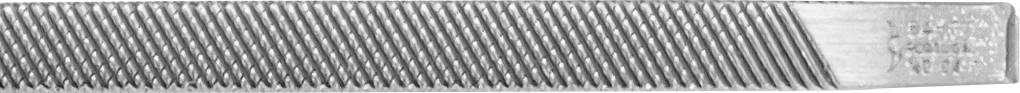 Kovový pilník s diagonálním hrubým rýhováním pro vyhlazování nebo broušení materiálů, detail hrany.