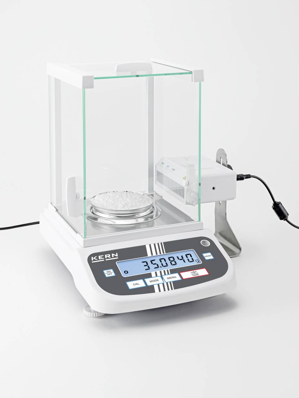 Elektronická váha se skleněným krytem a digitálním displejem, zobrazuje hmotnost 350,840 g.