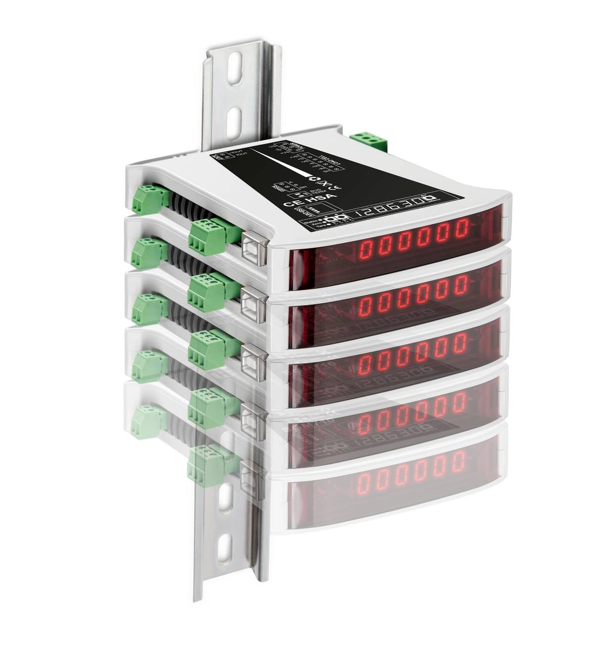 Červený digitální displej v černém pouzdře umístěný na kovovém držáku zobrazuje čísla. Na straně jsou viditelné zelené připojovací svorky.