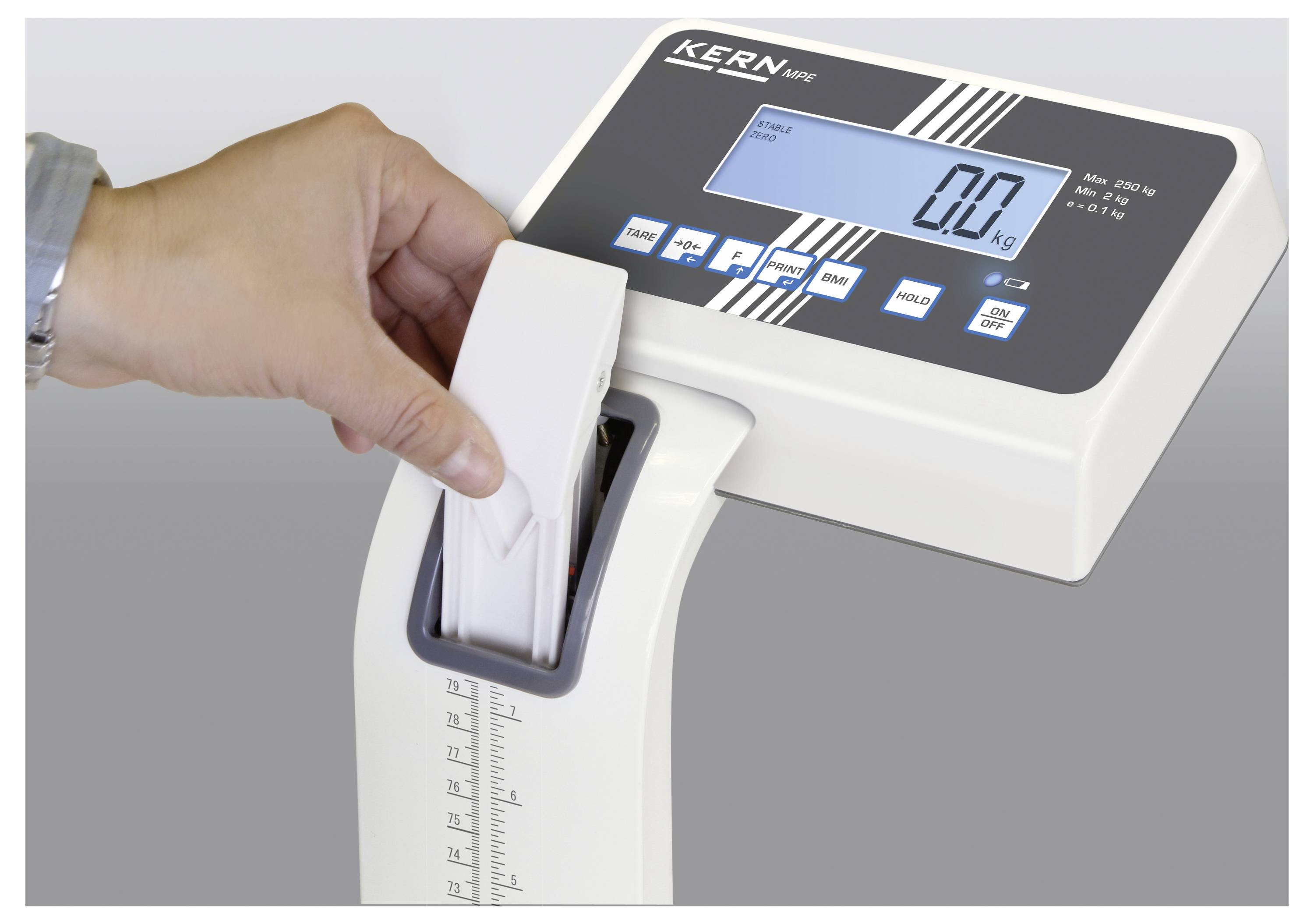 Digitální váha ukazuje hmotnost 0,0 kg. Displej a ovládací prvky jsou viditelné.