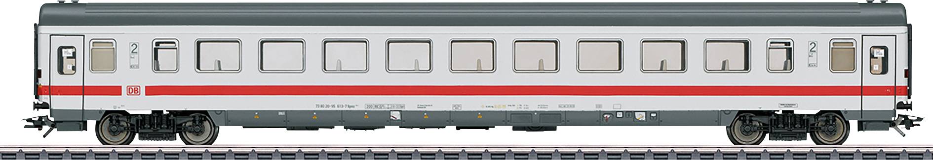 Mezinárodní osobní vůz Deutsche Bahn, boční pohled, bílý s červeným pruhem, namalovanými rozměry a firemním logem.