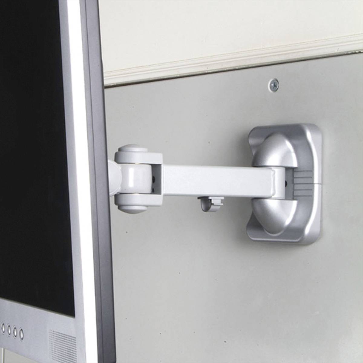 Monitor je upevněn na nastavitelném nástěnném držáku. Tento držák umožňuje flexibilní umístění a otáčení obrazovky.