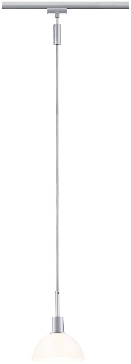Závěsná lampa s bílým skleněným stínidlem a stříbrnou objímkou, zavěšená na tenkém kabelu. Minimalistický design, vhodný do interiéru.