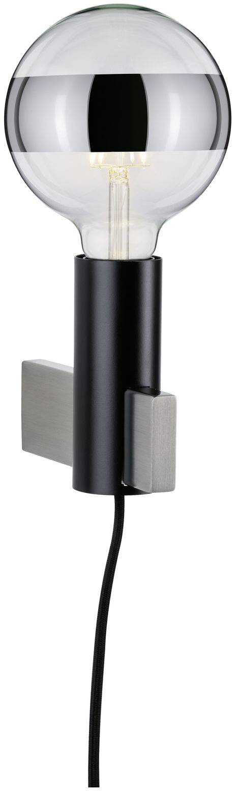 Nástěnná lampa s kulovitým průhledným sklem a kovovým podstavcem. Černý kabel je viditelný, moderní design.